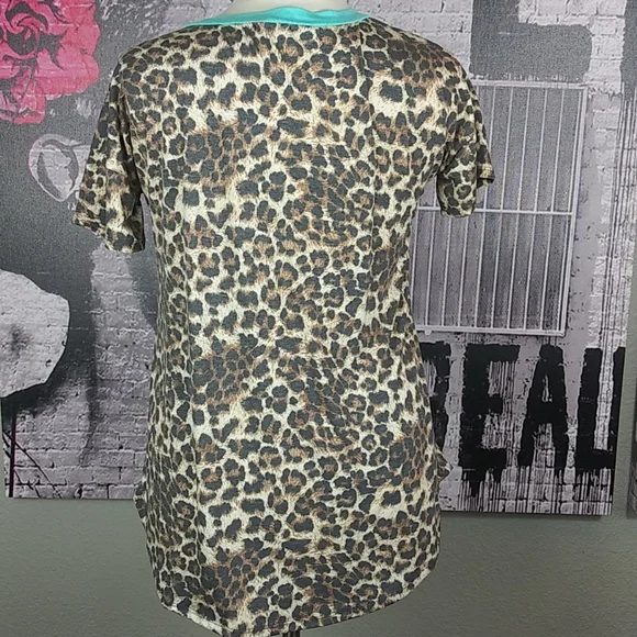 Heimish Sequin and Leopard Print V Neck Top Sz 1X - Picture 4 of 6